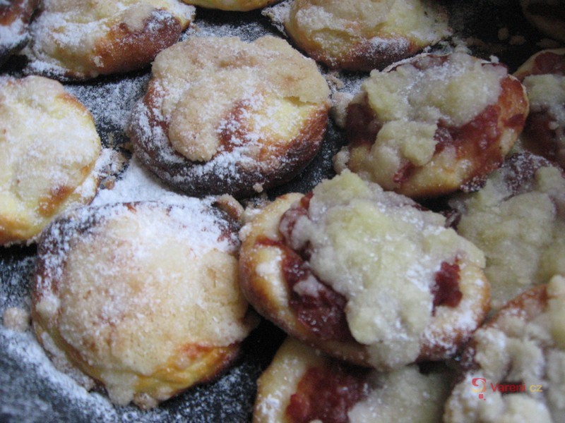 Kynutý koláč s tvarohem, jablky a drobenkou - fotografie 2