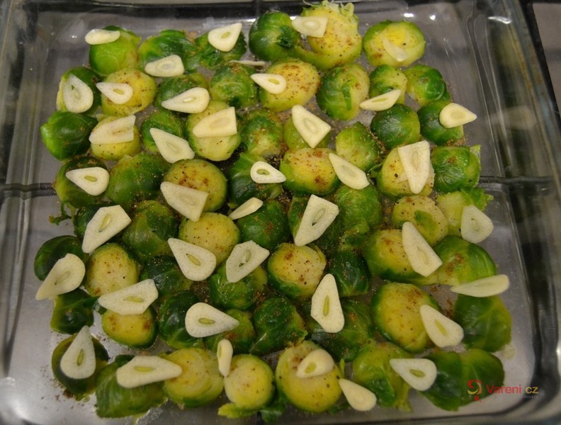 Zapečená růžičková kapusta s rajčaty - fotografie 5