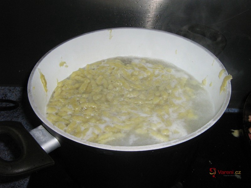 Střapačky se zelím a slaninou - fotografie 5