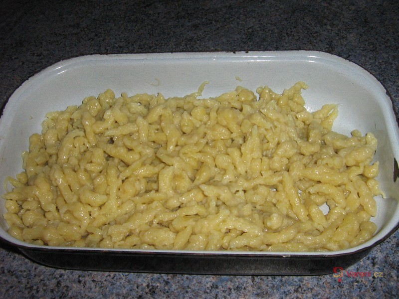 Střapačky se zelím a slaninou - fotografie 4