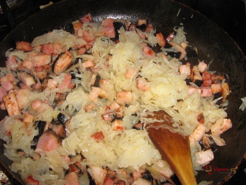 Střapačky se zelím a slaninou - fotografie 2