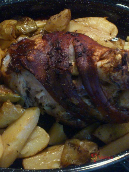 Pečené koleno s jablkem a brambory - fotografie 2