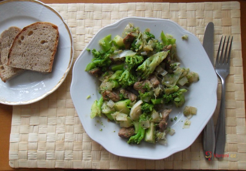 Vepřové nudličky s brokolicí a pórkem