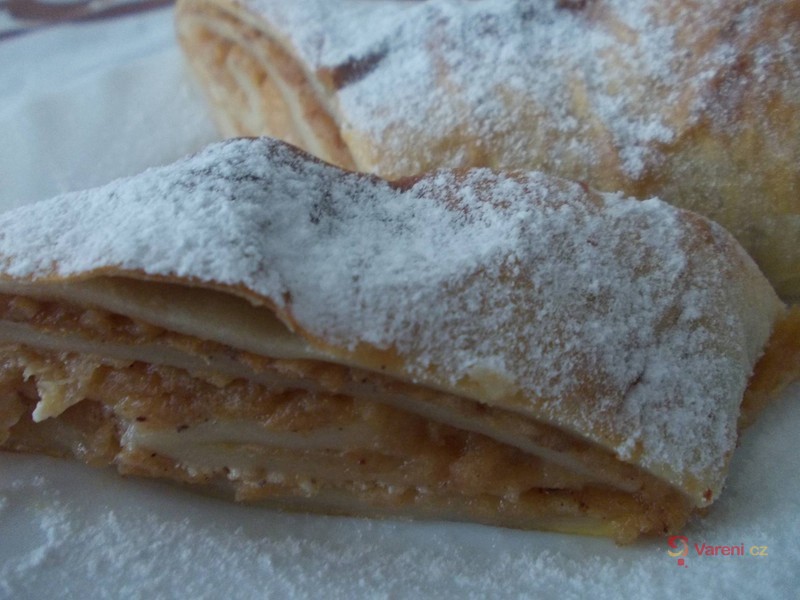 Jablečný závin s oříšky - fotografie 2