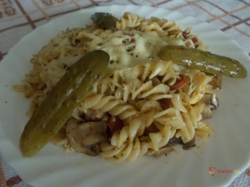 Zapékané těstoviny s uzeninou a žampiony - fotografie 4