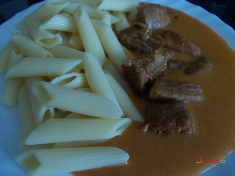 Vepřové kostky na paprice s těstovinou - fotografie 2