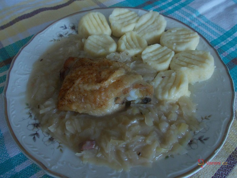 Kuřecí spodní díly s hlávkovým zelím a bramborovými špalíčky - fotografie 3