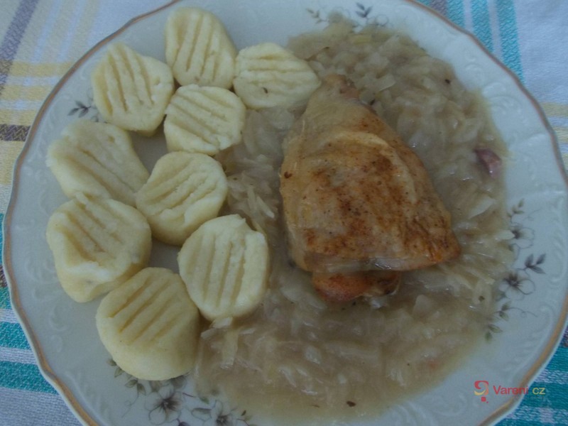 Kuřecí spodní díly s hlávkovým zelím a bramborovými špalíčky - fotografie 2