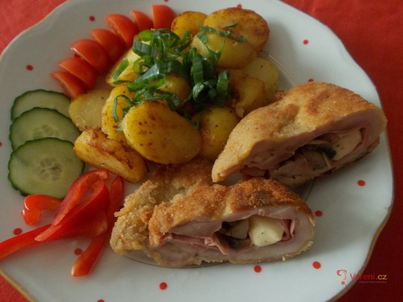 Plněný kuřecí řízek s opékanými brambory - fotografie 3