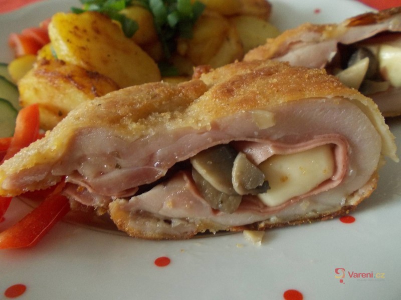 Plněný kuřecí řízek s opékanými brambory - fotografie 2