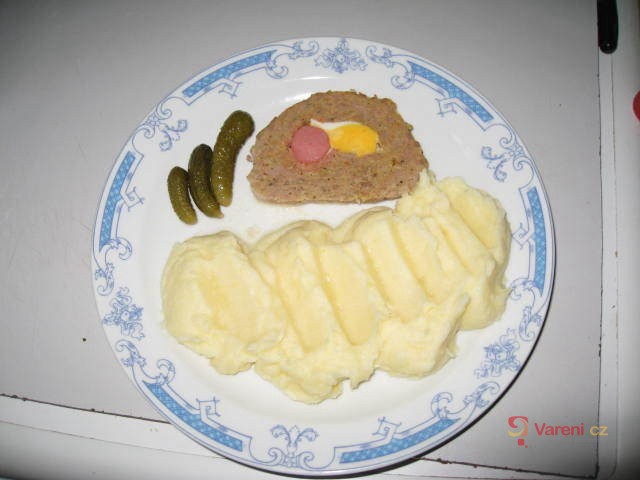 Sekaná plněná párkem a vejcem - fotografie 2