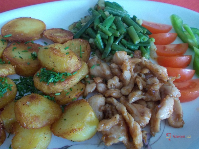 Kuřecí nudličky s opékanými brambory a anglickými fazolkami - fotografie 3