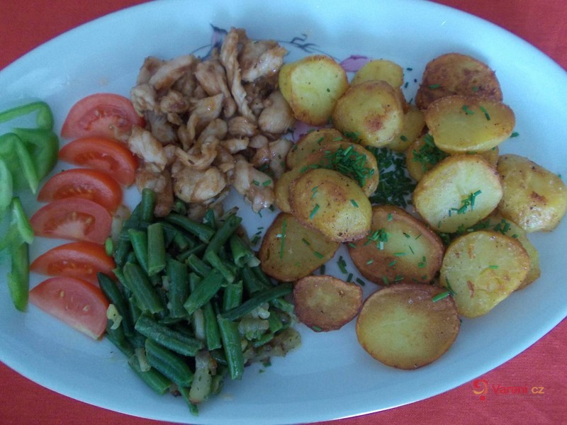 Kuřecí nudličky s opékanými brambory a anglickými fazolkami - fotografie 2