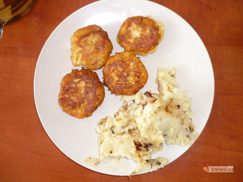 Květákové karbenátky se šťouchanými brambory s cibulkou a slaninou