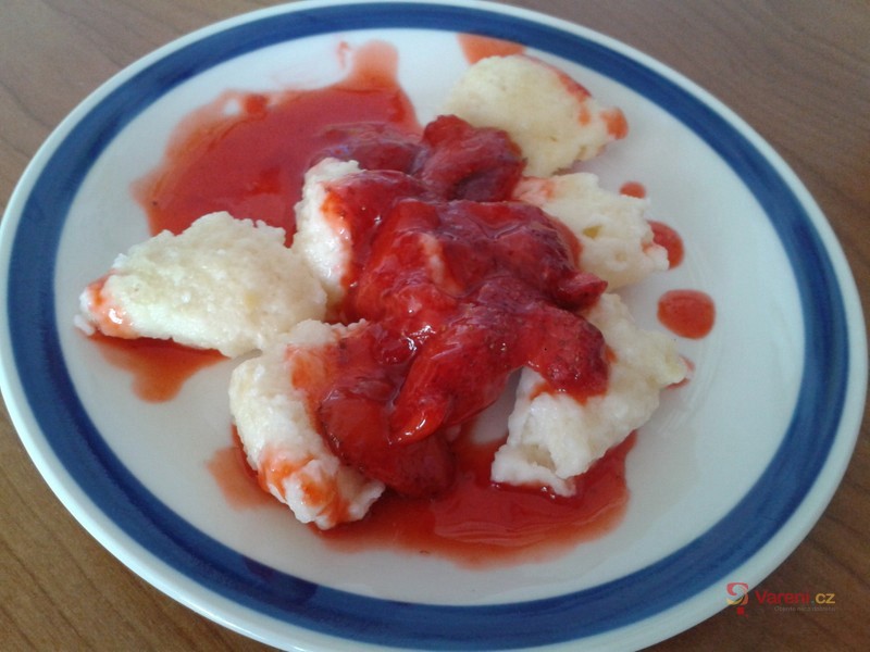 Tvarohové noky s jahodovou omáčkou - fotografie 2