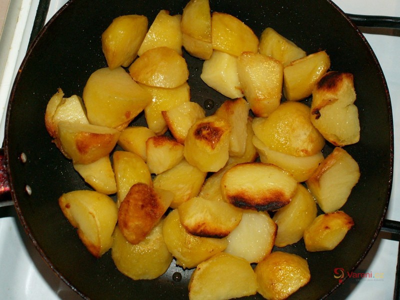 Smažené brambory s jemným párkem - fotografie 2