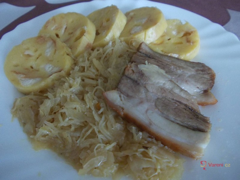 Pečený bůček s kysaným zelím a karlovarským knedlíkem - fotografie 3