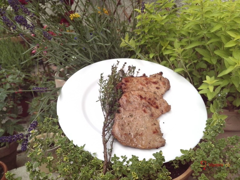 Grilovaný vepřový steak v bylinkách
