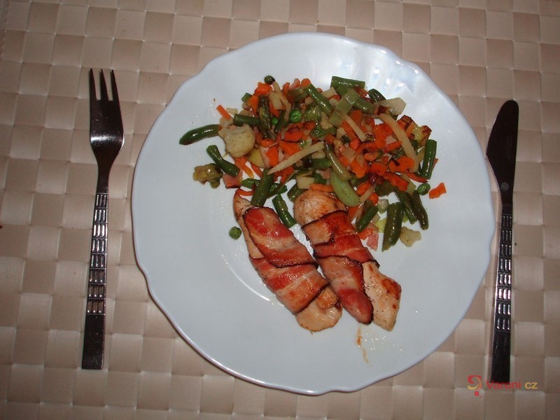 Kuře ve slanině s opečenou zeleninou - fotografie 2