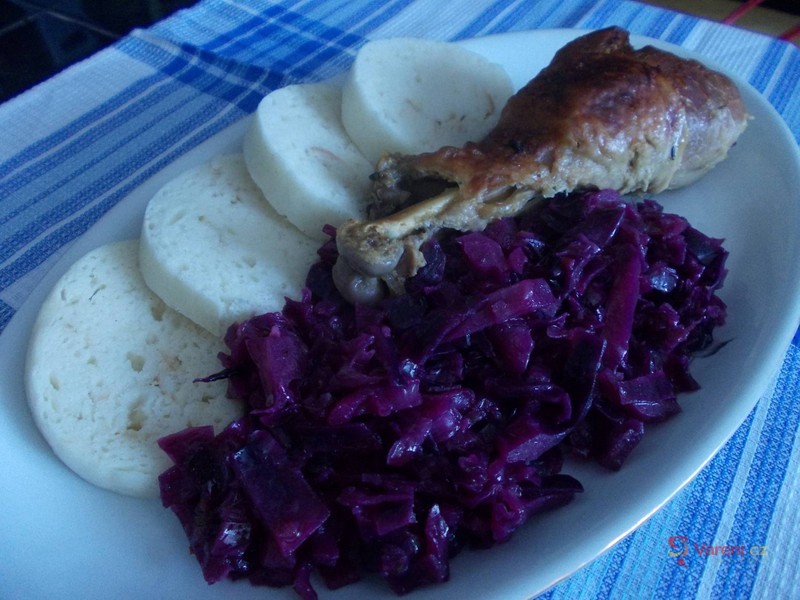 Krůtí paličky s dušeným červeným zelím  - fotografie 3