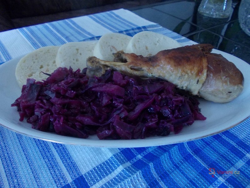 Krůtí paličky s dušeným červeným zelím  - fotografie 2