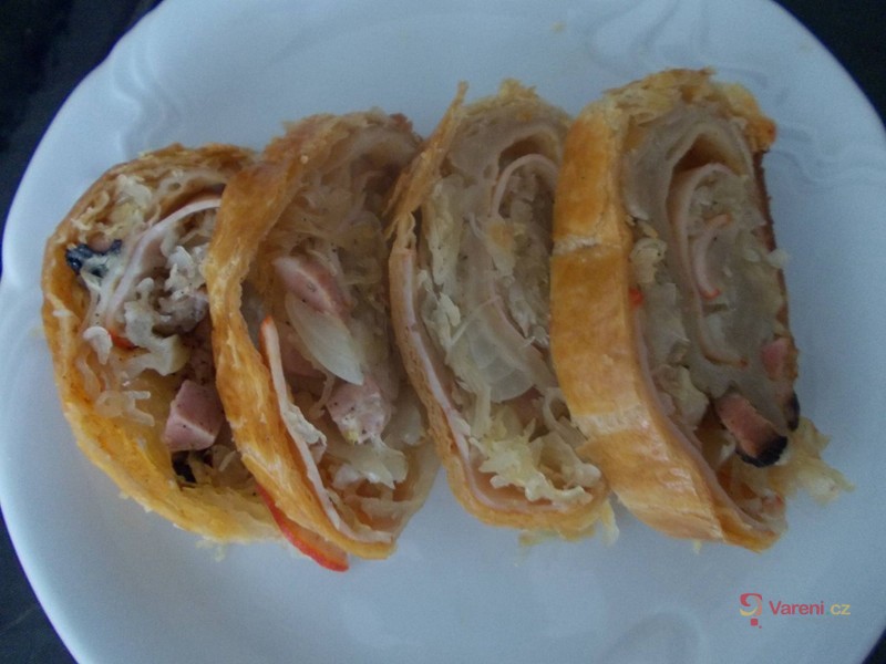 Závin s kysaným zelím a anglickou slaninou - fotografie 2