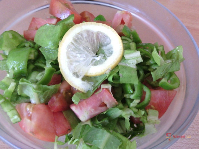 Barevný salát s citronovou zálivkou