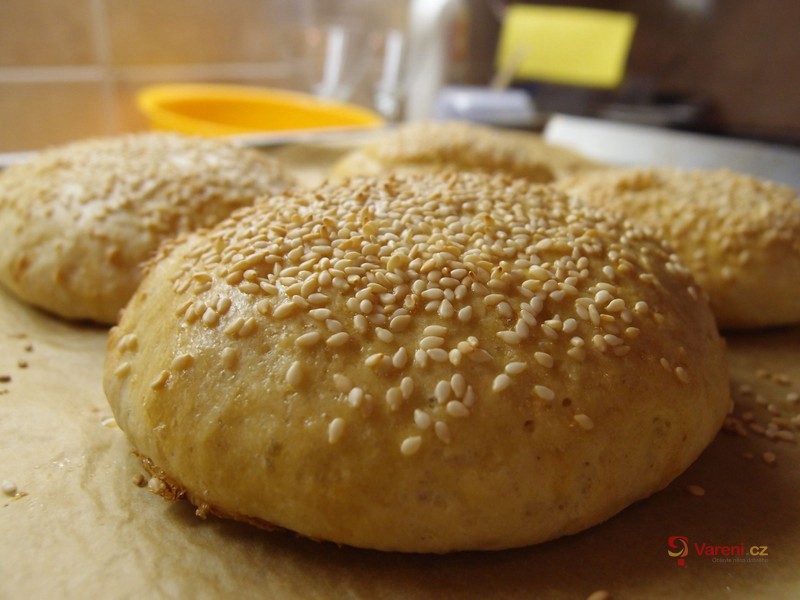 Jednoduché burger housky - fotografie 2