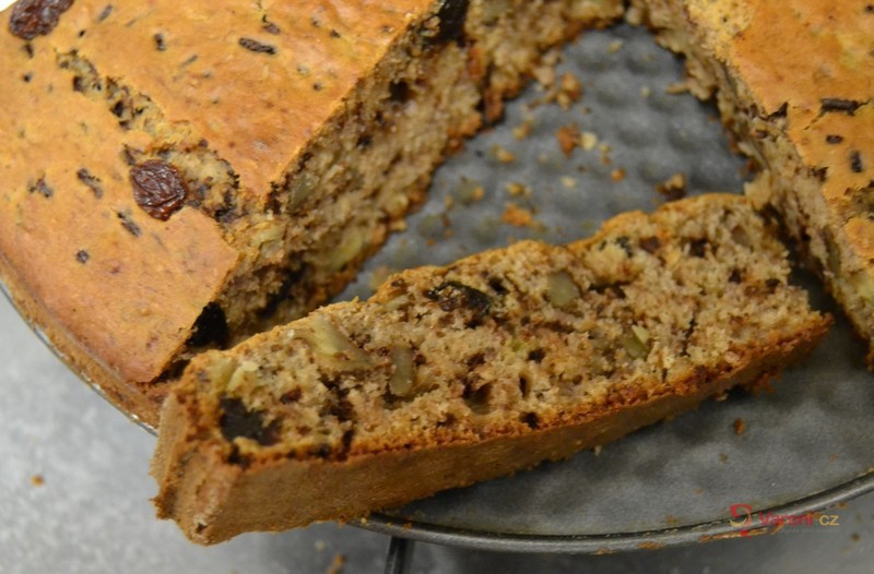 Banánovo-čokoládový koláč s ořechy a sušenými švestkami - fotografie 2