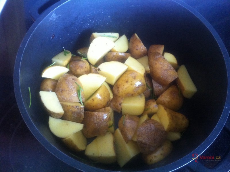 Plněná kuřecí prsa se sýrovou omáčkou a pečenými brambory - fotografie 3