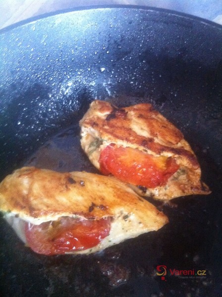 Plněná kuřecí prsa se sýrovou omáčkou a pečenými brambory - fotografie 2
