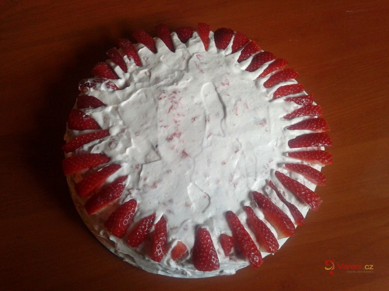 Jahodový koláč se šlehačkou - fotografie 2