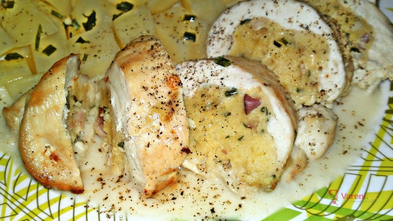 Plněná roláda z kuřecích prsou s máslovo-citronovou omáčkou