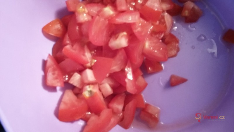 Letní rajčatový salát s cibulí