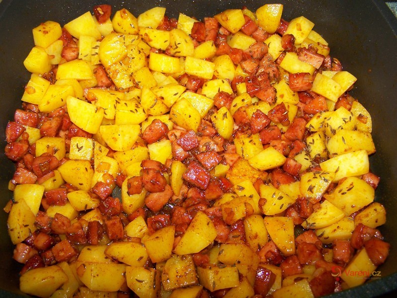 Bramborový guláš s uzeninou - fotografie 5