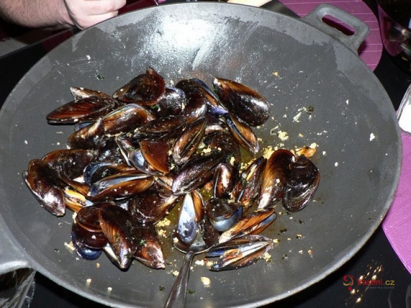 Mušle na česneku - fotografie 3