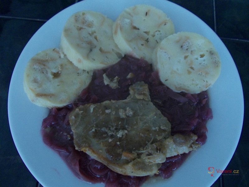 Pečená krkovice s červeným zelím a karlovarským knedlíkem - fotografie 2