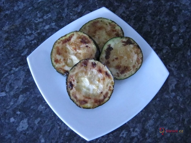 Grilovaná cuketa s česnekem - fotografie 2