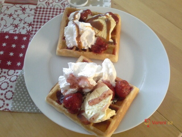 Vafle s jahodami a šlehačkou - fotografie 3