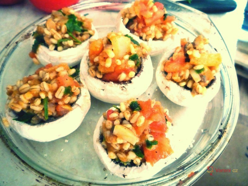 Žampiony plněné pikantními kroupami - fotografie 3