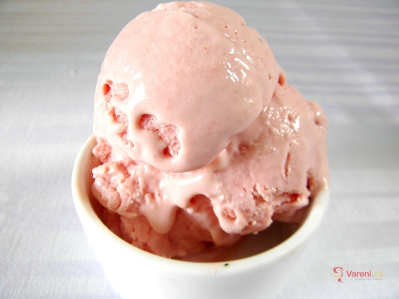 Malinovo-smetanová zmrzlina