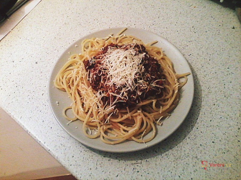 Boloňské špagety sypané parmezánem