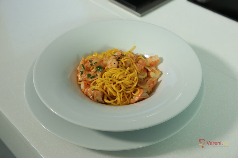Krevety s česnekem a špagetami