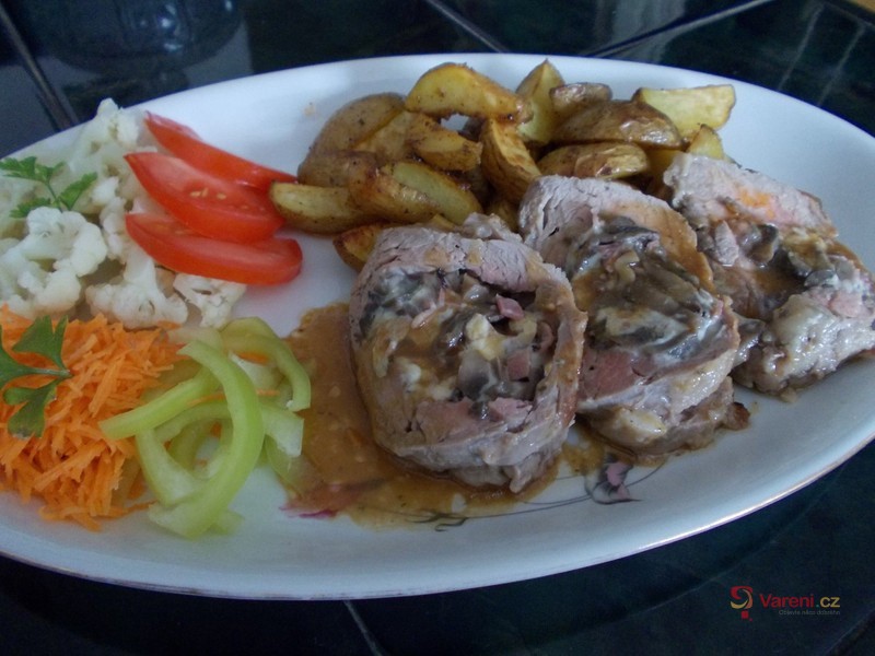 Plněná vepřová panenka s opečenými brambory - fotografie 4