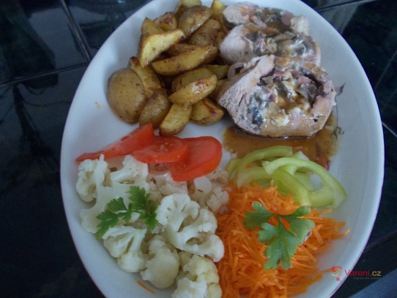 Plněná vepřová panenka s opečenými brambory - fotografie 3