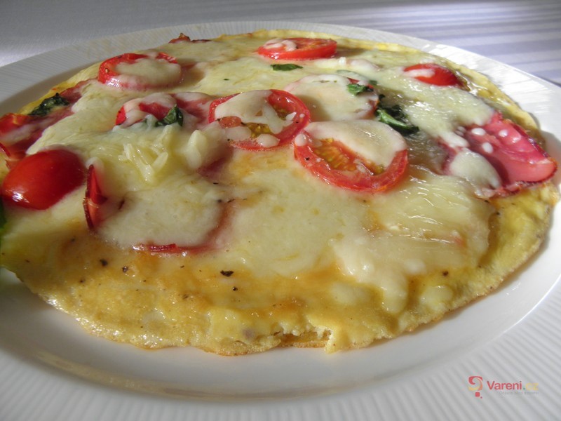 Omeleta s mozzarellou a rajčaty