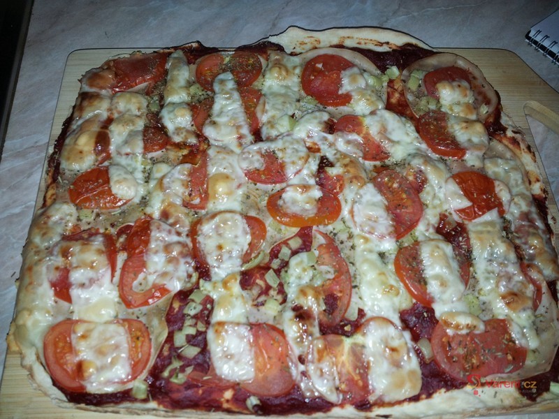 Domácí pizza se šunkou - fotografie 5