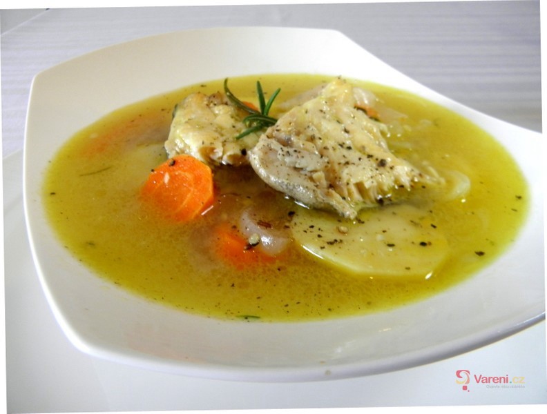 Lehká rybí polévka s bramborem a bylinkami