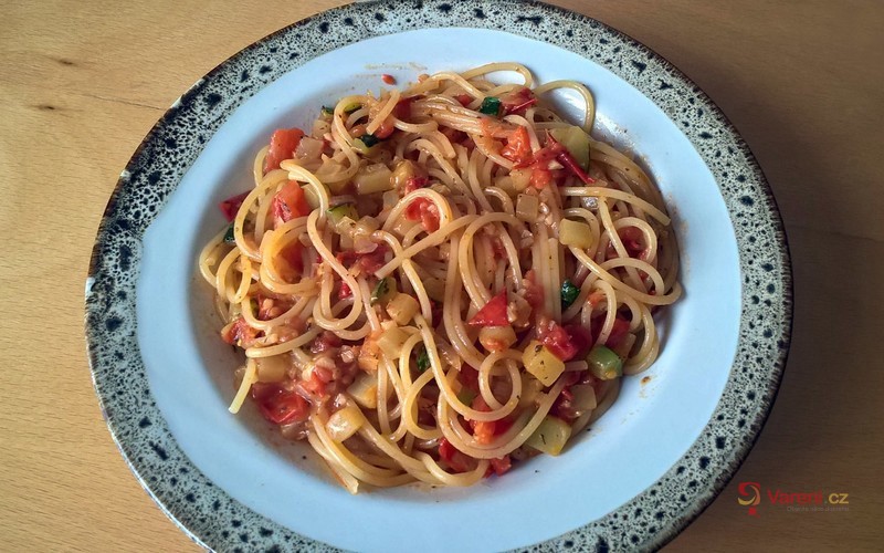 Špagety s rajčaty a cuketou