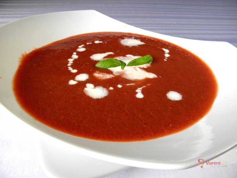 Pikantní polévka z červené řepy a rajčat